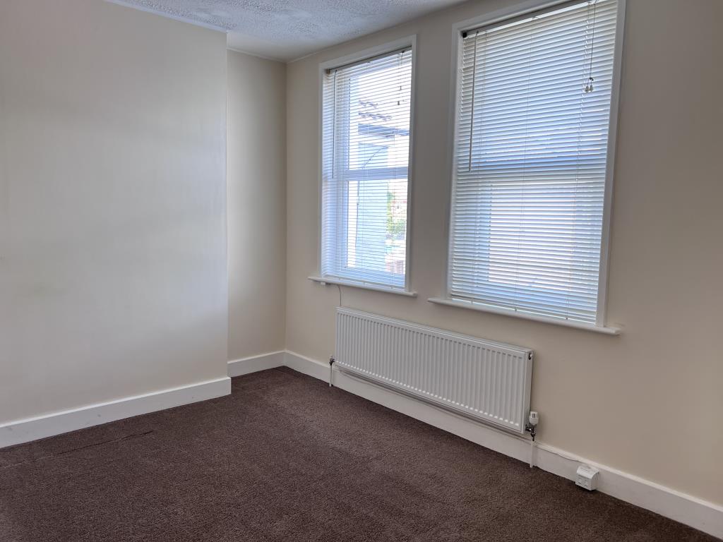 Lot: 15 - FREEHOLD PROPERTY ARRANGED AS TWO FLATS - First floor flat bedroom